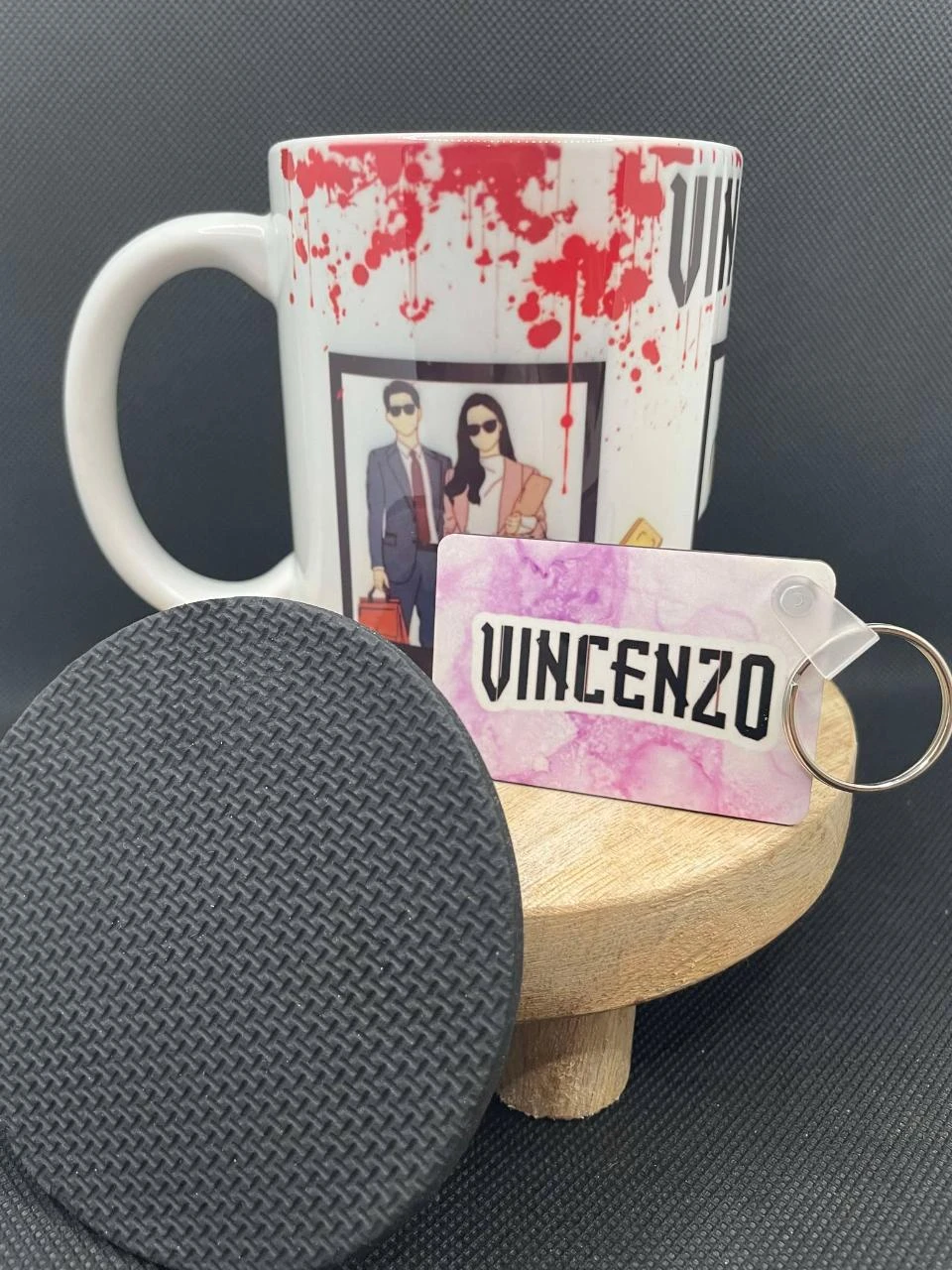 🎁 Conjunto de Caneca – Caneca + Chaveiro + Sousplat – Vincenzo ⚖️🖤 – photo 2